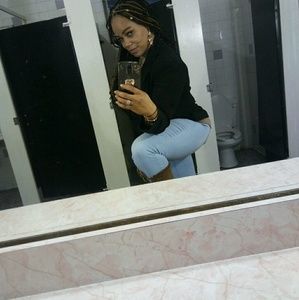 Meet your Posher, Aisha